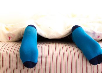 Kaki Dingin saat Demam, Apakah Aman Menggunakan Kaos Kaki?