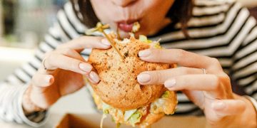 50 Persen Warga RI Mengalami Emotional Eating, Risiko Pemborosan Makanan Meningkat