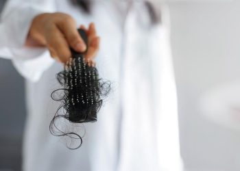 2 Penyebab Rambut Ibu Menyusui Rontok Parah yang Perlu Diketahui