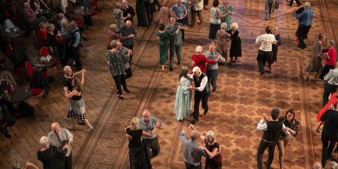 Menari dan Menikmati Teh, Upaya Lansia di Inggris Mengatasi Kesepian