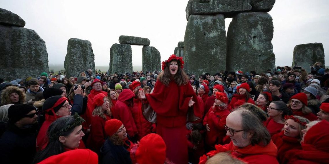 Stonehenge Menyambut Fajar pada Titik Balik Musim Dingin