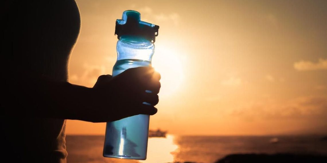 Alasan Lain Orang Membawa Tumbler ke Restoran Selain Berhemat