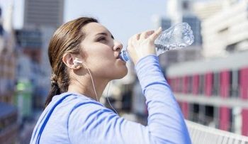 6 Tanda Kamu Terlalu Banyak Minum Air Menurut Dokter