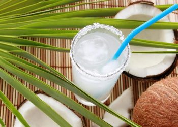 5 Kelompok Orang yang Sebaiknya Menghindari Minum Air Kelapa