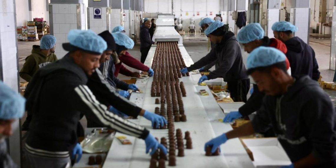 Pabrik Manisan di Gaza Kembali Beroperasi