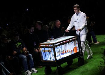 Gaya Kasual dari Paris Fashion Week yang Menarik dan Trendi