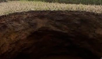 Lubang Raksasa yang Mengejutkan Warga Sumbar