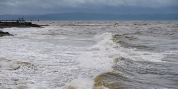 Siklon Nokaen Menyebabkan Gelombang Tinggi di Beberapa Perairan Indonesia