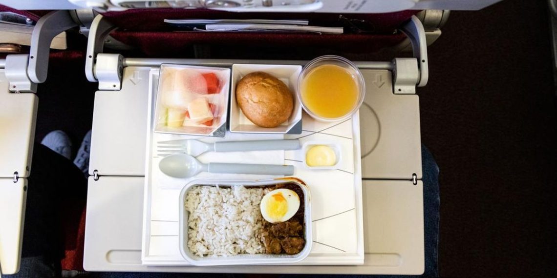 Alasan Ilmiah Mengapa Makanan Pesawat Tidak Enak