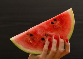 Makanan yang Dilarang Dikonsumsi Bersama Semangka