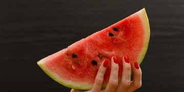 Makanan yang Dilarang Dikonsumsi Bersama Semangka