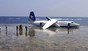 Pesawat dengan 55 Penumpang Mendarat Darurat Tergelincir ke Laut