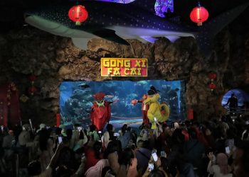 Atraksi Barongsai Dalam Air Rayakan Imlek di Sea World Ancol